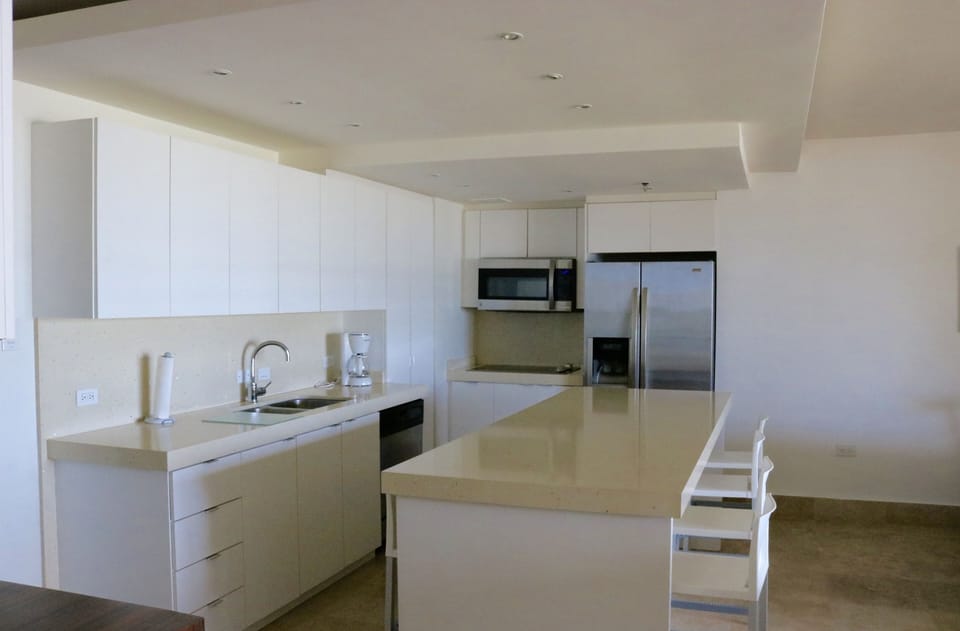Modern and fully equipped kitchen and dining area for 8 people.