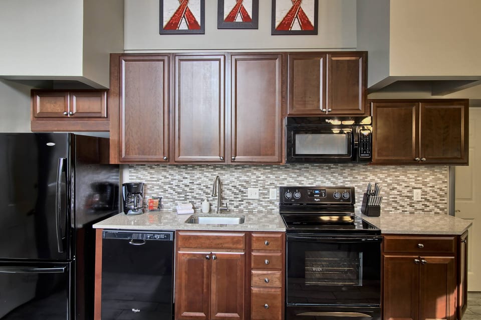 Kitchen - Plenty of counter and cabinet space.