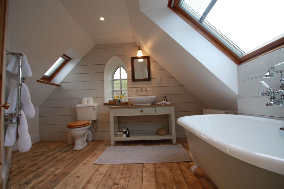 Double Room (Jura) | Bathroom | Separate tub and shower, deep soaking tub, rainfall showerhead