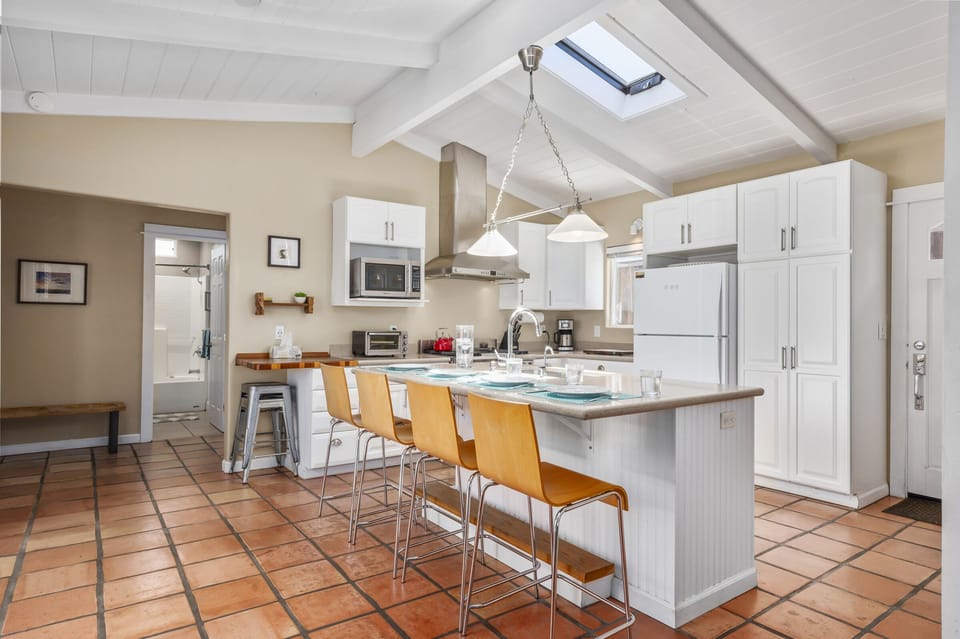 Counter seating for four to six people