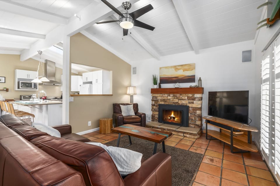 Smart TV, High-speed WiFi, Netflix, Pandora, surround sound, Sonos Speaker