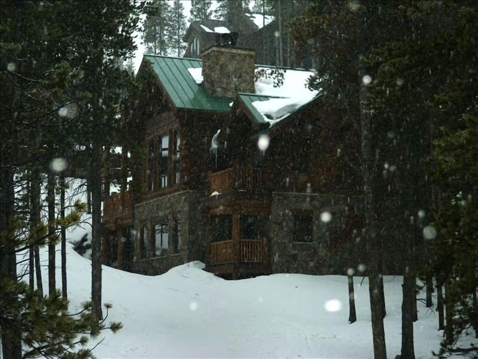 The Lodge is in 'The Golden Triangle' this is one of the Million Dollar Homes
