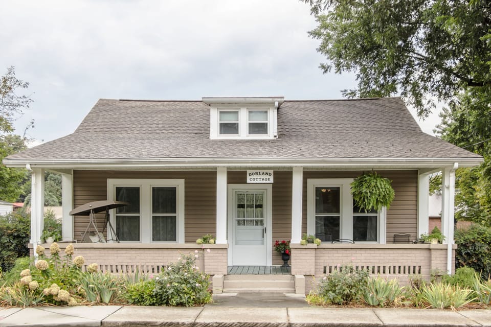 Vintage cottage in town. Cozy, all set for your mountain getaway
