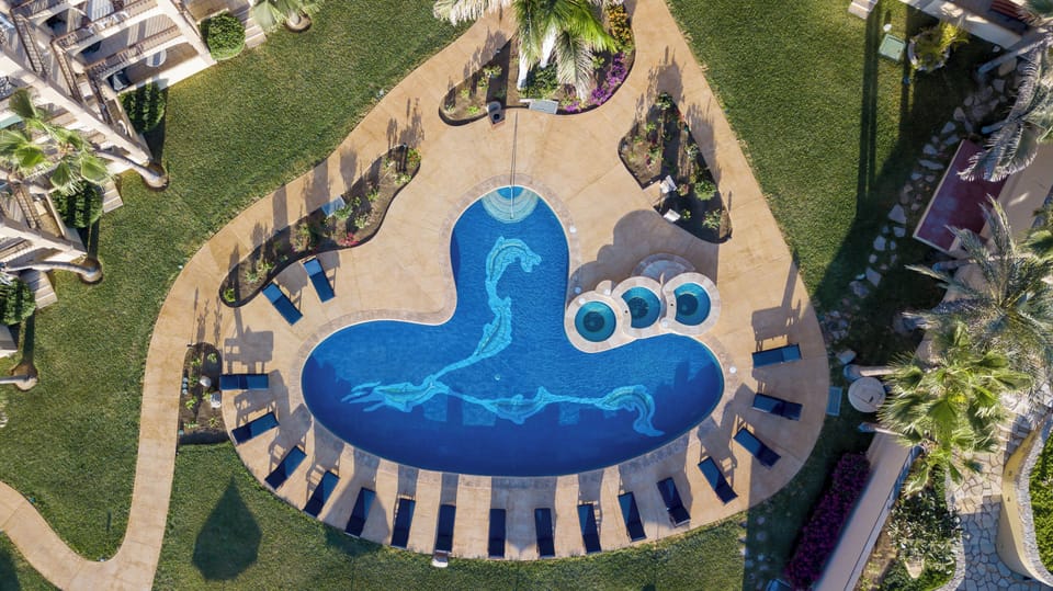 The Las Olas pool area overlooks the ocean and has three hot tubs and plenty of space to cool off out of the ocean.  You can also lounge by the pool with a book in one of the many provided lounge chairs and umbrellas.