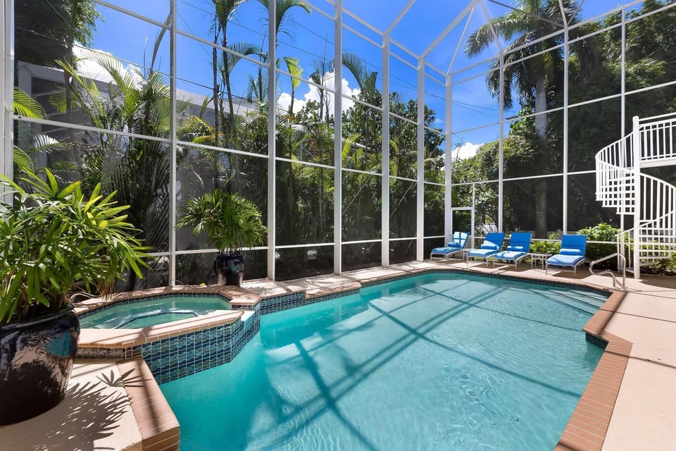 Heated Pool /hot tub for your late-night enjoyment. 