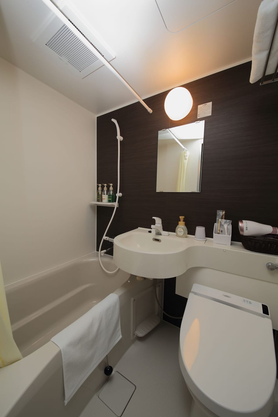 Combined shower/tub, free toiletries, hair dryer, slippers