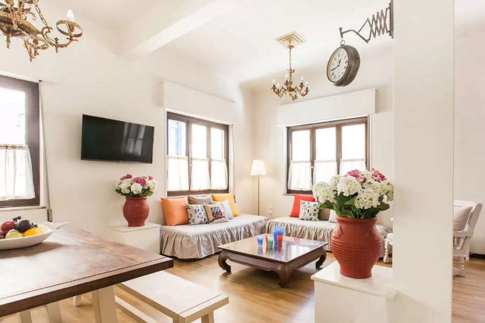 Traditional Apartment, 1 Bedroom, City View, Corner | Living room | 46-inch flat-screen TV with satellite channels, Smart TV, Netflix