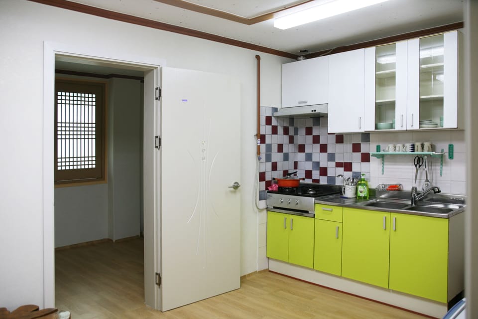 House, 2 Bedrooms, Kitchenette | Private kitchenette | Fridge, microwave, cookware/dishes/utensils