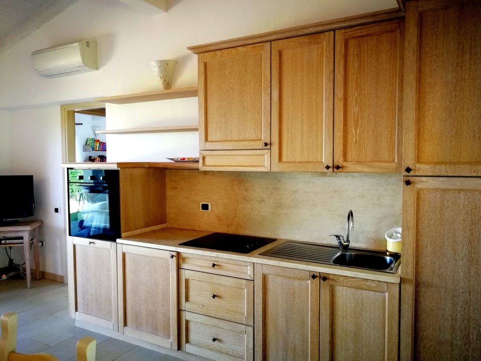 Coffee/tea maker, full-size fridge, microwave, stovetop