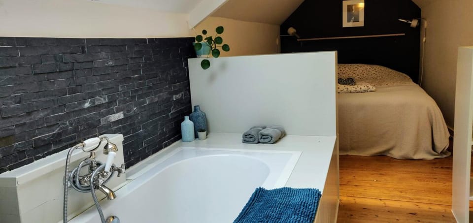 Bathtub, deep soaking tub, free toiletries, towels