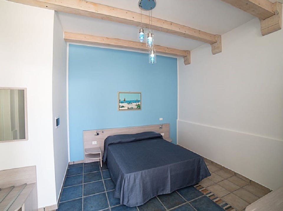 Double Room, 1 Queen Bed | Minibar, in-room safe, desk, soundproofing