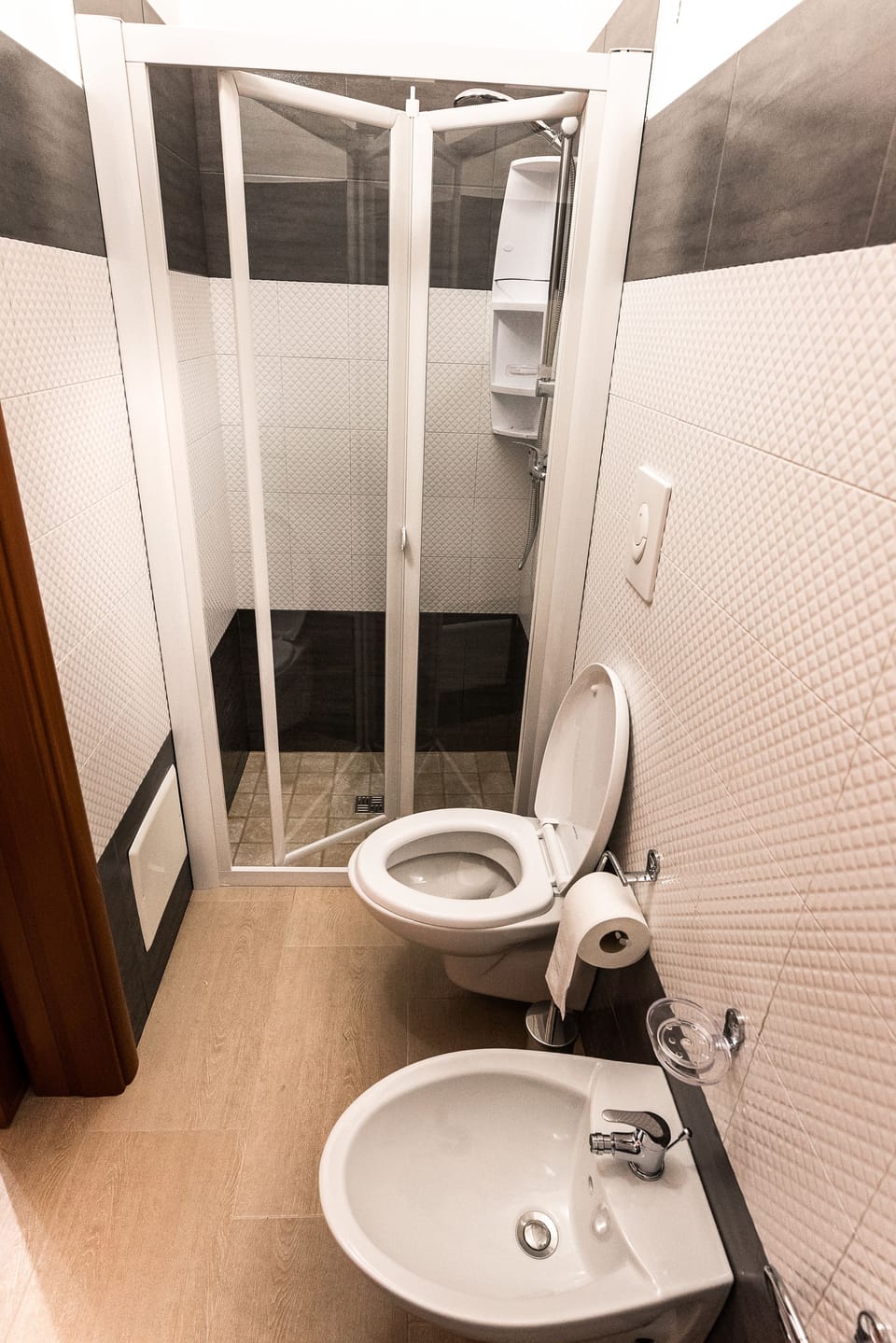 Double Room | Bathroom | Shower, free toiletries, hair dryer, bidet