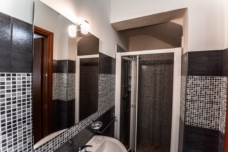 Quadruple Room | Bathroom | Shower, free toiletries, hair dryer, bidet