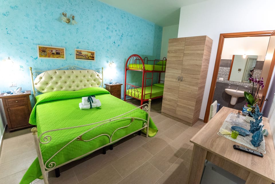 Quadruple Room | Desk, free WiFi, bed sheets