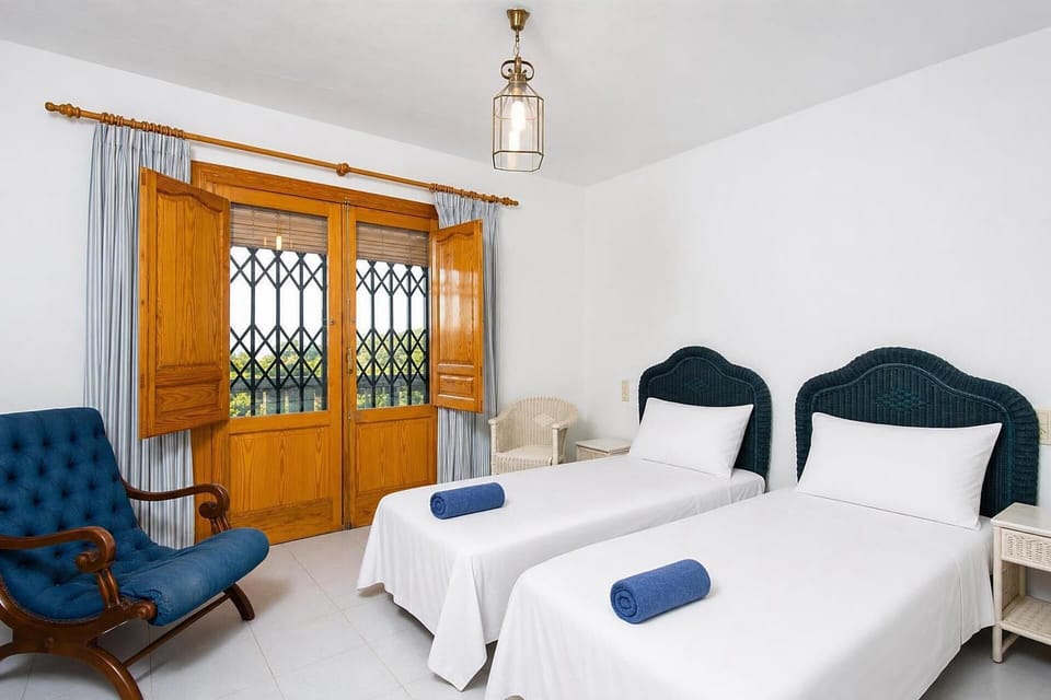 Bedroom with two single beds
