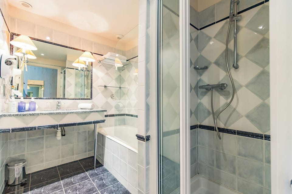 Superior Double Room | Bathroom | Free toiletries, hair dryer, towels, soap