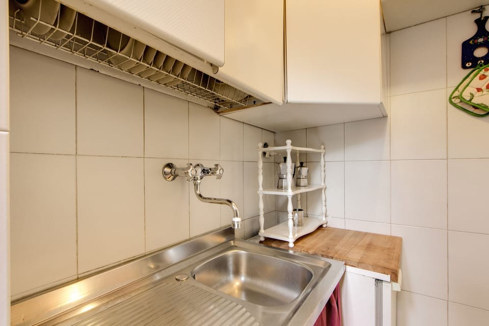 Full-size fridge, oven, stovetop, espresso maker