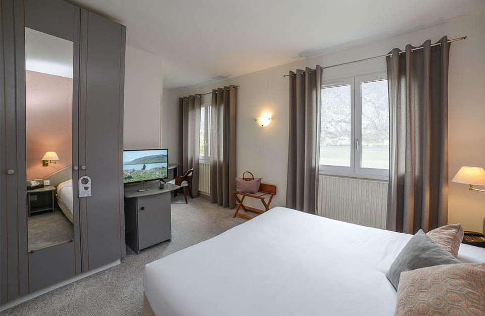 Superior Room | In-room safe, iron/ironing board, free WiFi, bed sheets