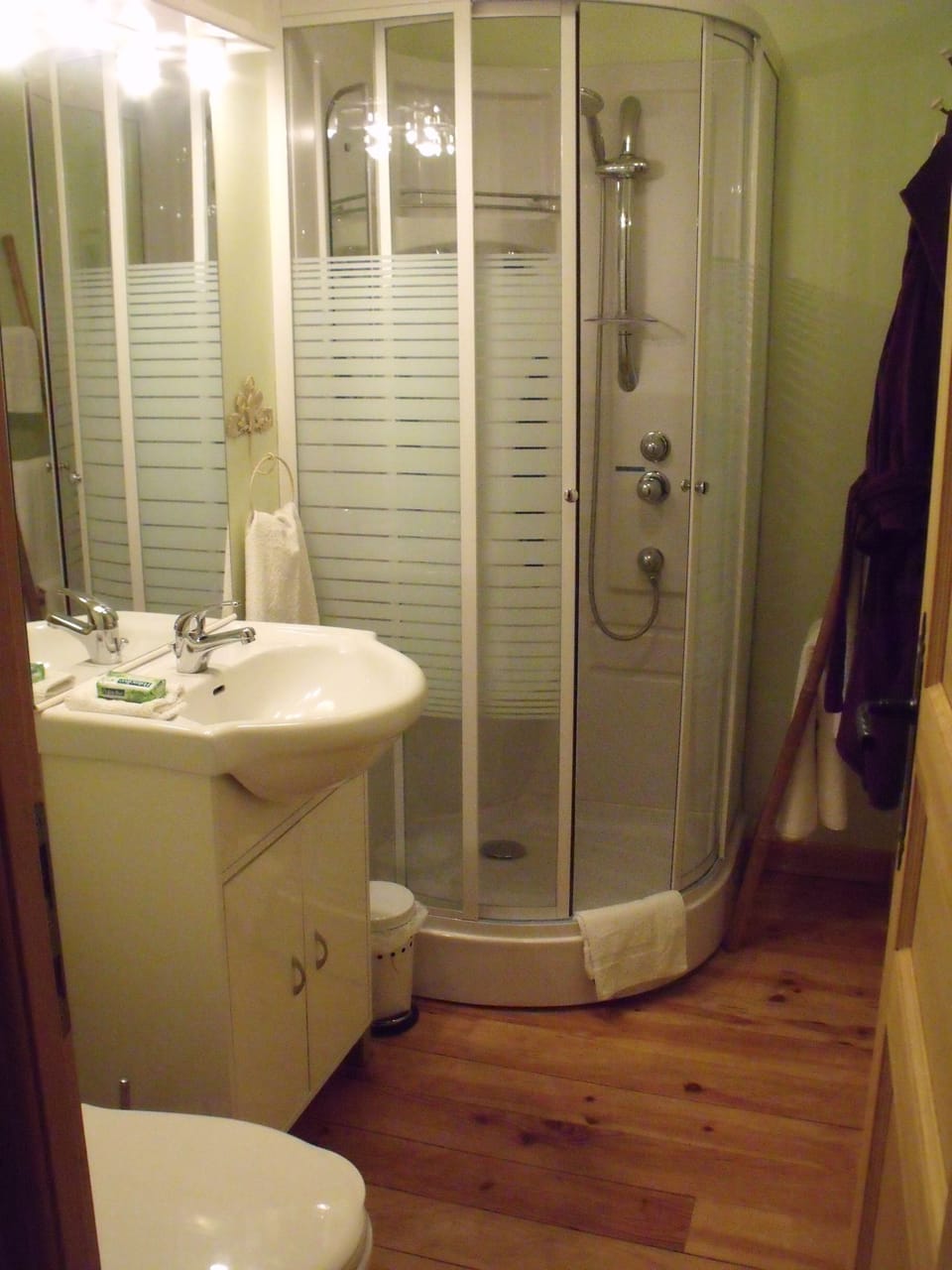 Comfort Double or Twin Room, 2 Twin Beds, Non Smoking | Bathroom | Shower, hair dryer, bathrobes, towels