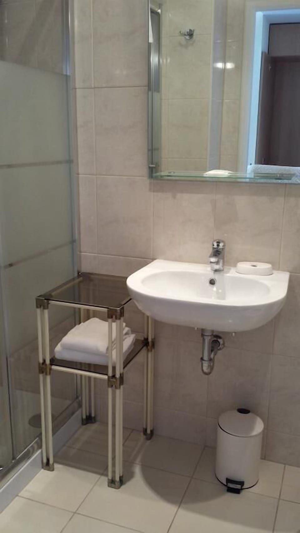 Triple Room (with extra bed) | Bathroom | Free toiletries, hair dryer, towels