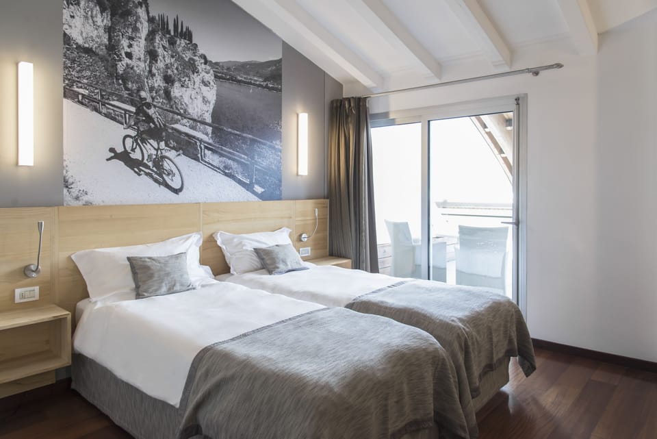 Double or Twin Room, Lake View | Minibar, in-room safe, desk, laptop workspace