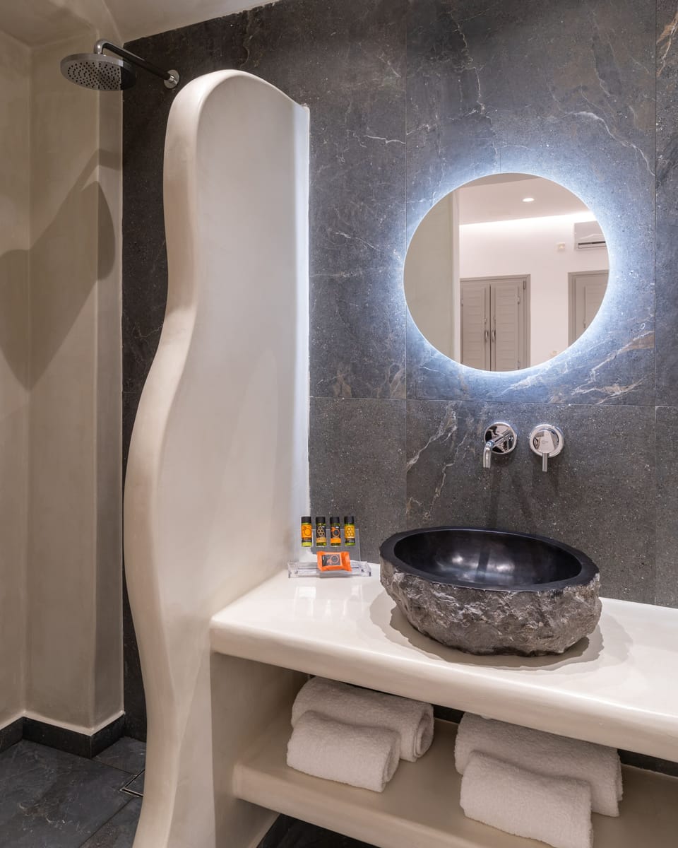 Junior Suite | Bathroom | Shower, hair dryer, bidet, towels