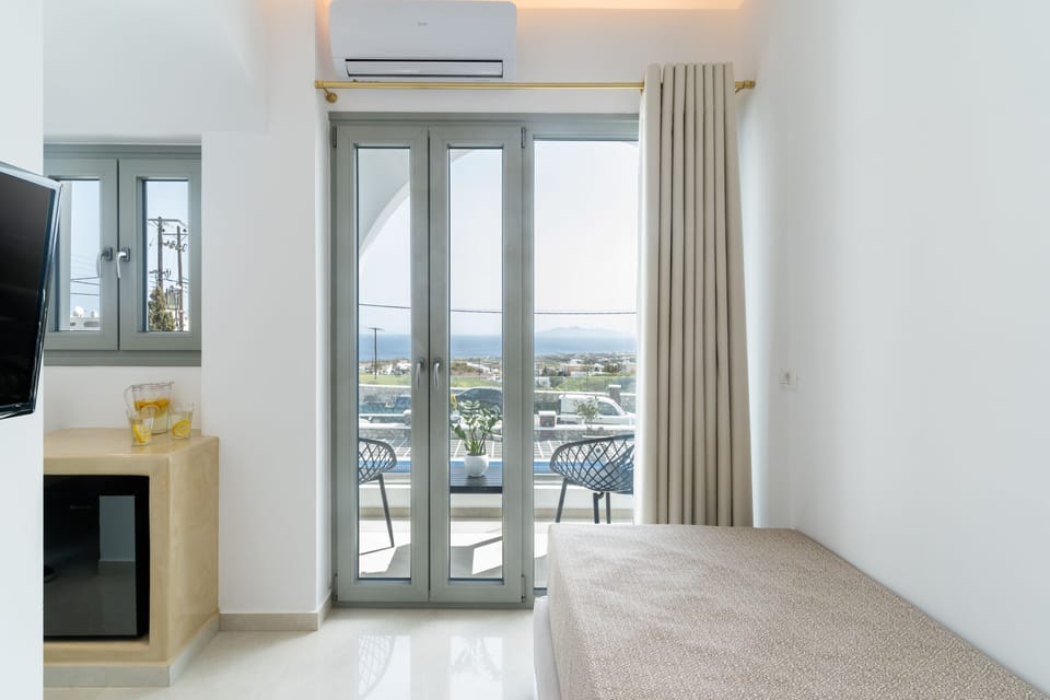 Suite (King) | In-room safe, desk, soundproofing, iron/ironing board