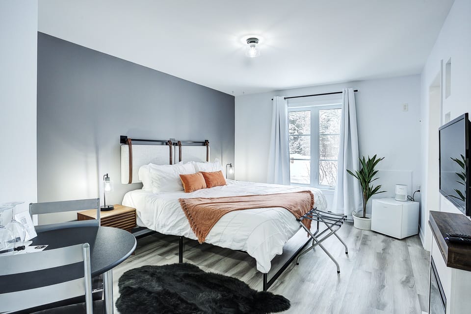 Deluxe Room, 1 King Bed, Non Smoking, Private Bathroom | Premium bedding, memory foam beds, individually decorated