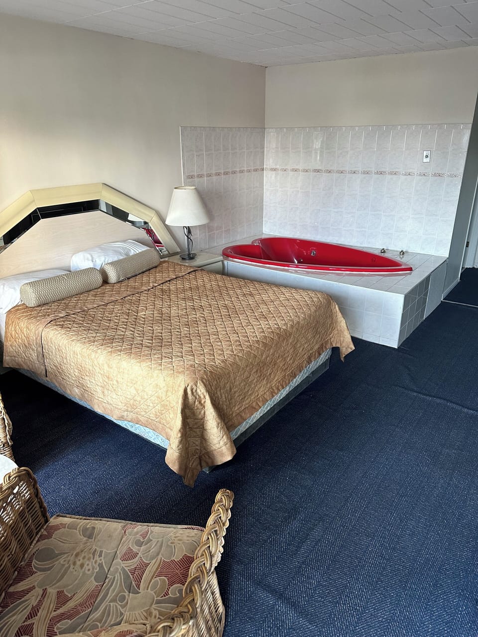 Deluxe Suite, 1 Queen Bed, Jetted Tub | 1 bedroom, desk, laptop workspace, blackout drapes