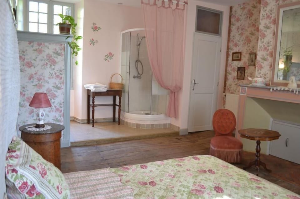 Family Suite | Bathroom | Deep soaking tub, free toiletries, hair dryer, bathrobes