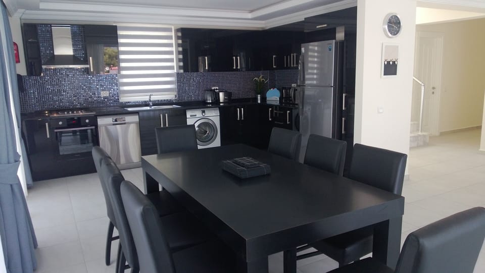 Kitchen & indoor dining area