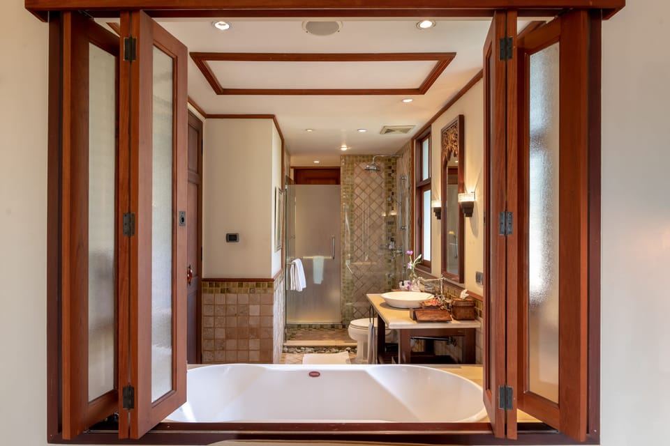 Executive Suite | Bathroom | Separate tub and shower, designer toiletries, hair dryer, bathrobes