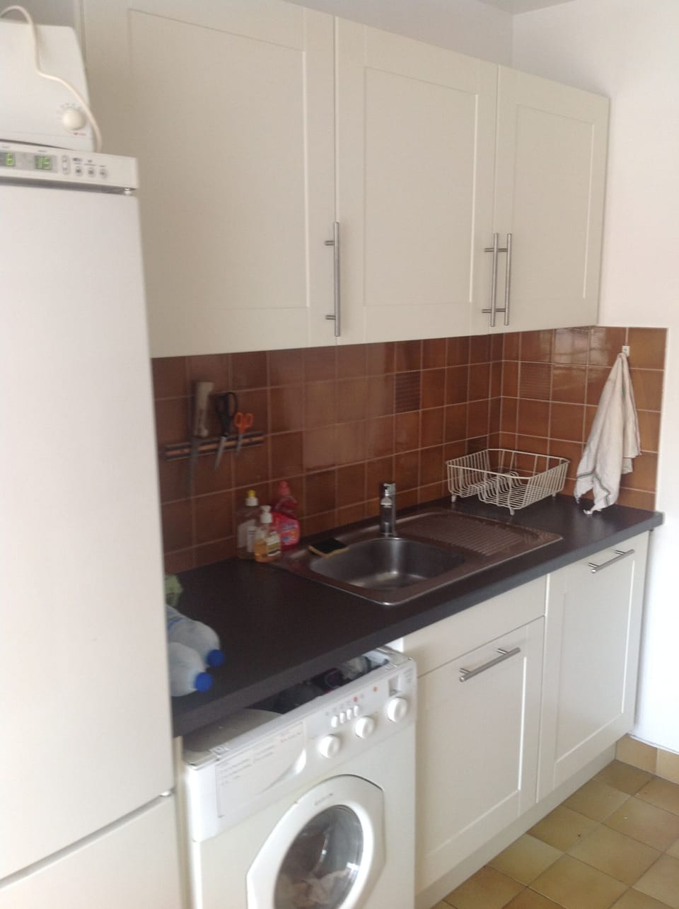Newly renovated and fully furnished kitchen w/ washer/dryer