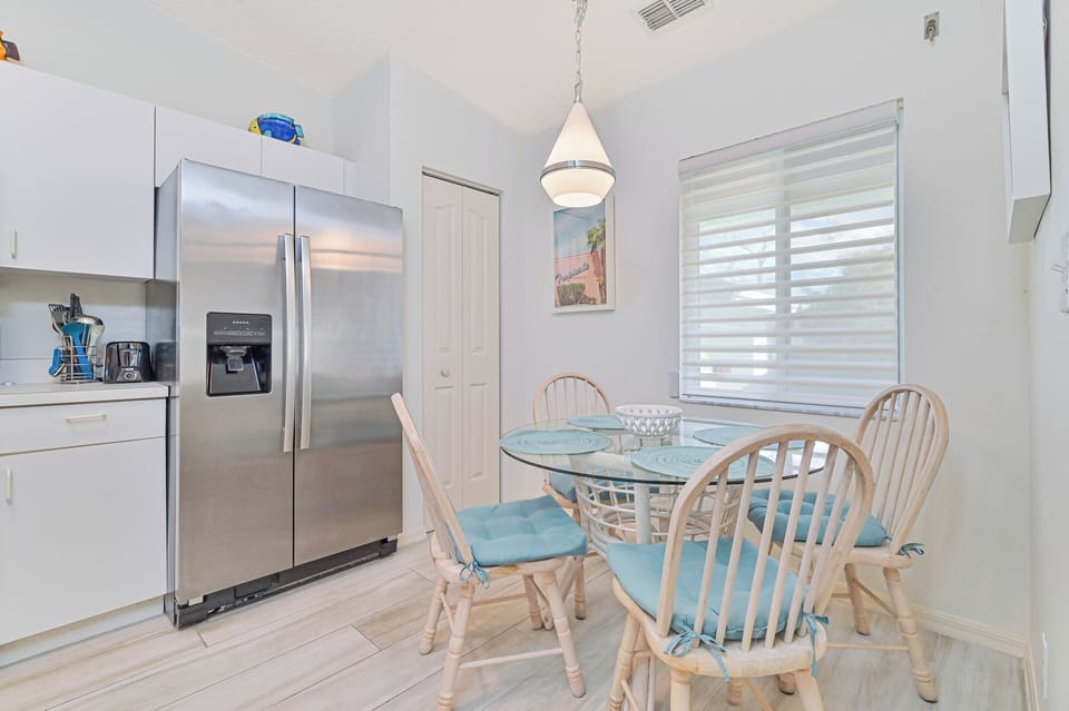 BEL201 - Fully equipped kitchen with breakfast nook