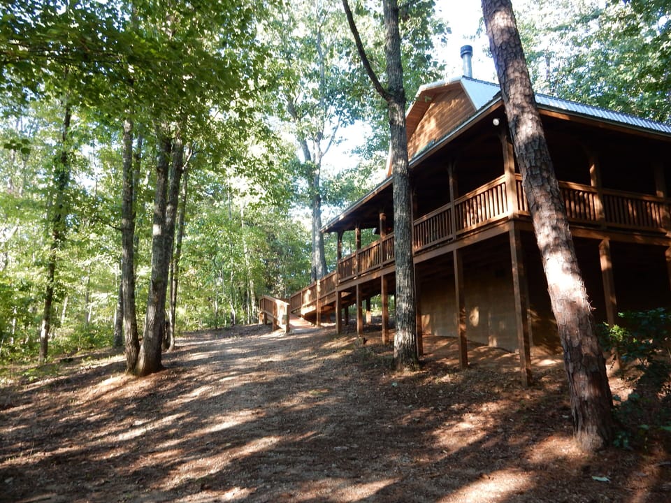 Casa Cardinal in summer, easy access parking and ramp