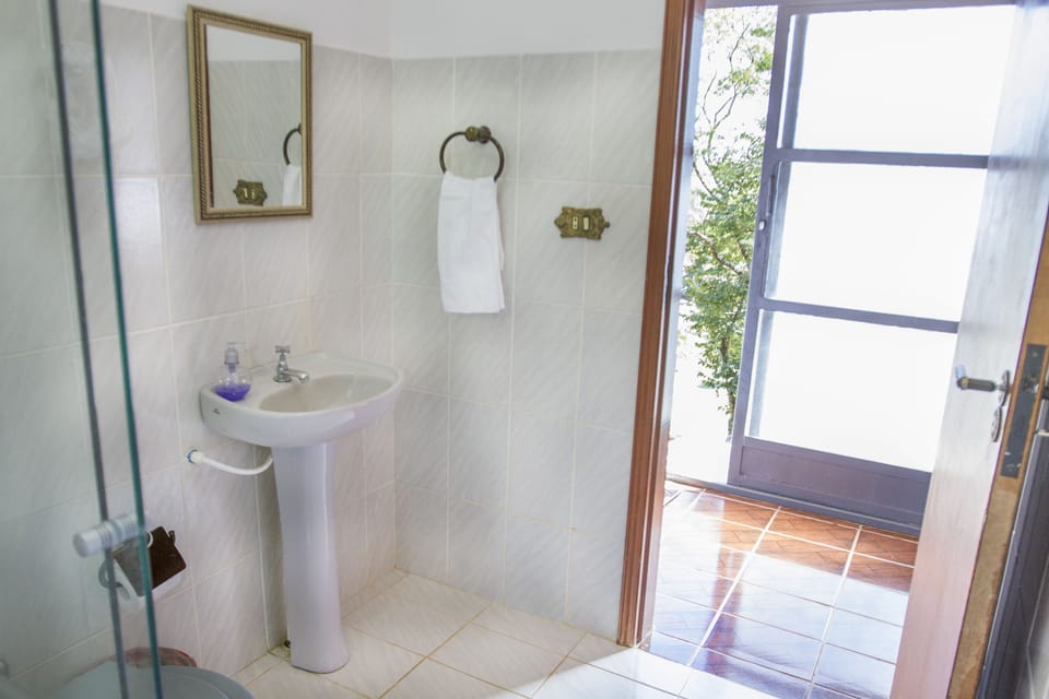 Red Chalet | Bathroom | Shower, free toiletries, towels