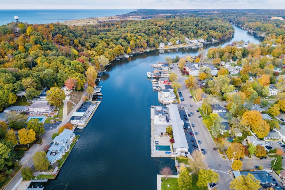RNR guests enjoy included waterfront pool and hot tub access ♥️You ARE HERE❣️