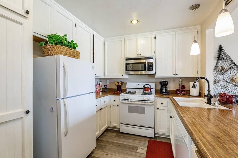 Fully equipped kitchen with plenty of storage space, Gas range, dishwasher, microwave.