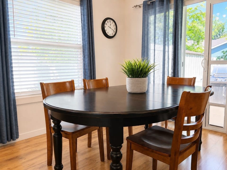 Have a cozy or stretched out meal with this Pottery Barn table with 2 expansion leaves!