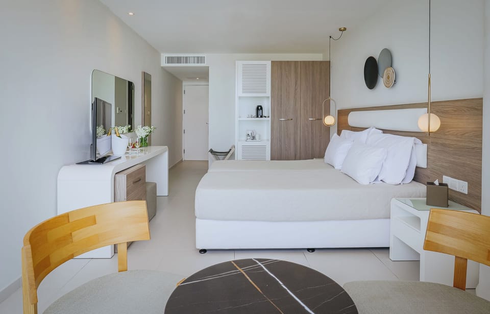 Penthouse, Sea View | In-room safe, desk, laptop workspace, blackout drapes