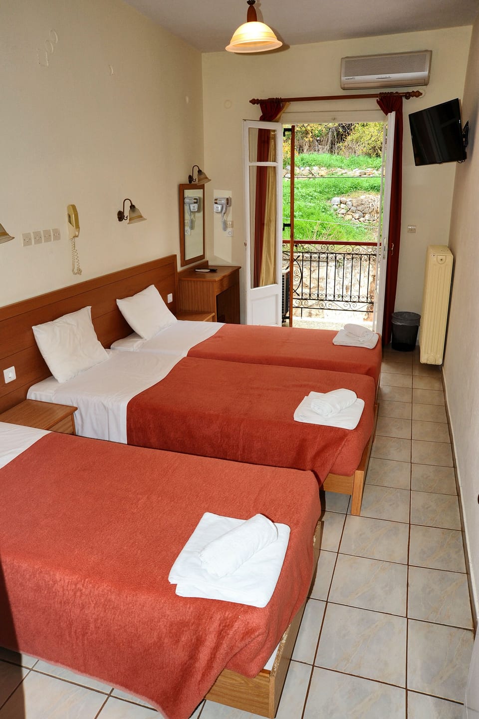Triple Room | Desk, free WiFi, bed sheets