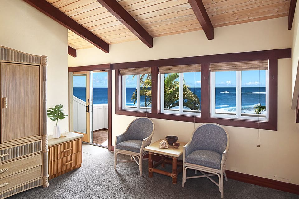 UPSTAIRS OPEN LOFT BEDROOM. QUEEN BED. PRIVATE LANAI
