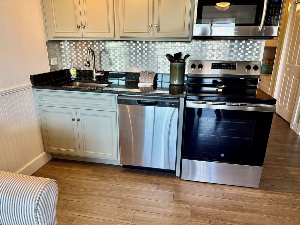 Kitchen - Beautiful stainless steel appliances