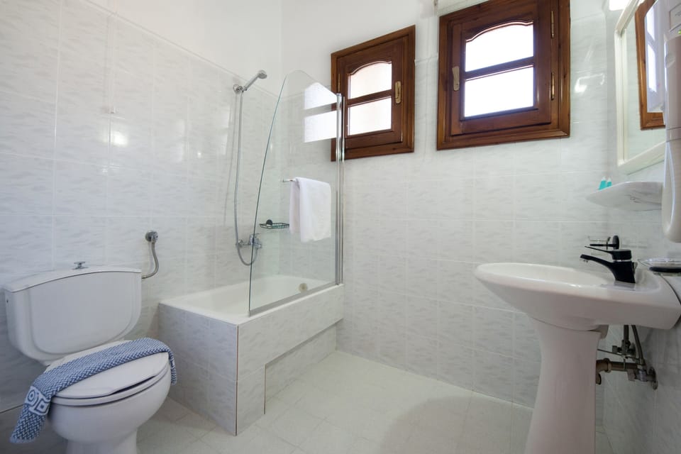 Family Room | Bathroom | Combined shower/tub, free toiletries, hair dryer, towels