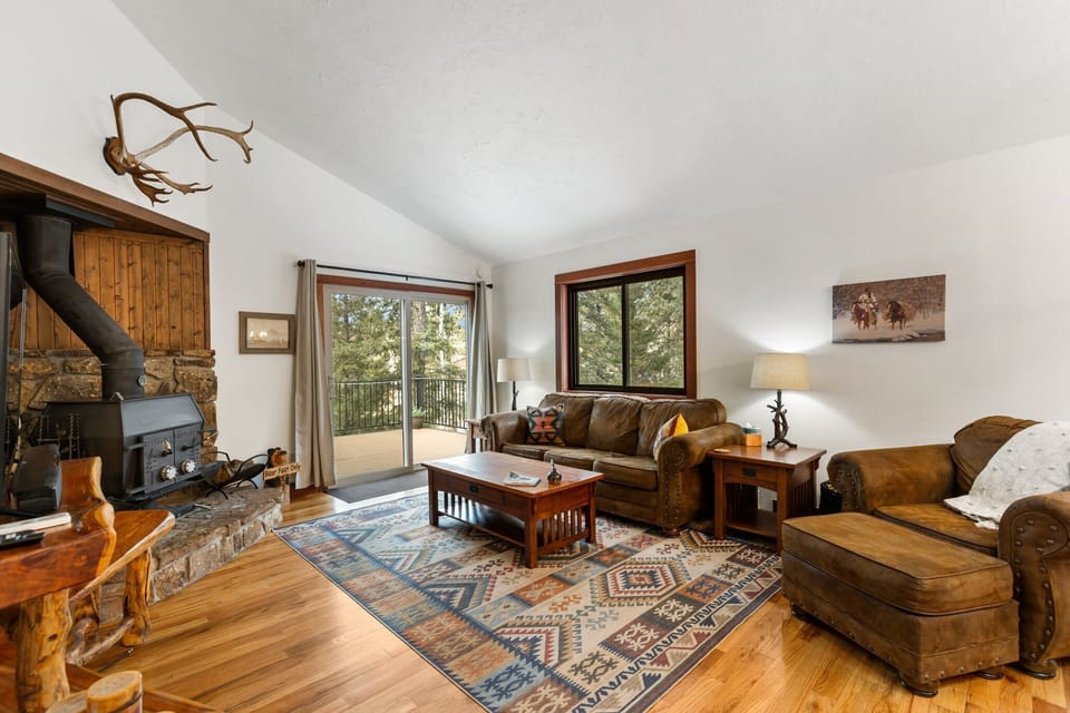 A welcoming living room with a queen pullout sofa bed,