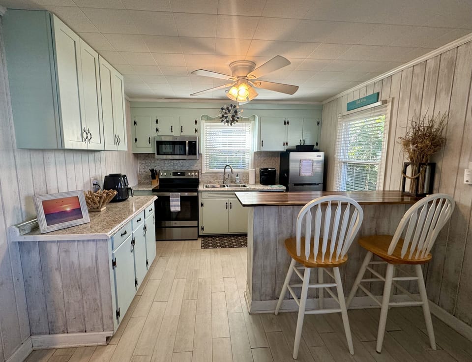 Kitchen - Recently Updated, Stainless Appliances, Well Stocked for cooking!