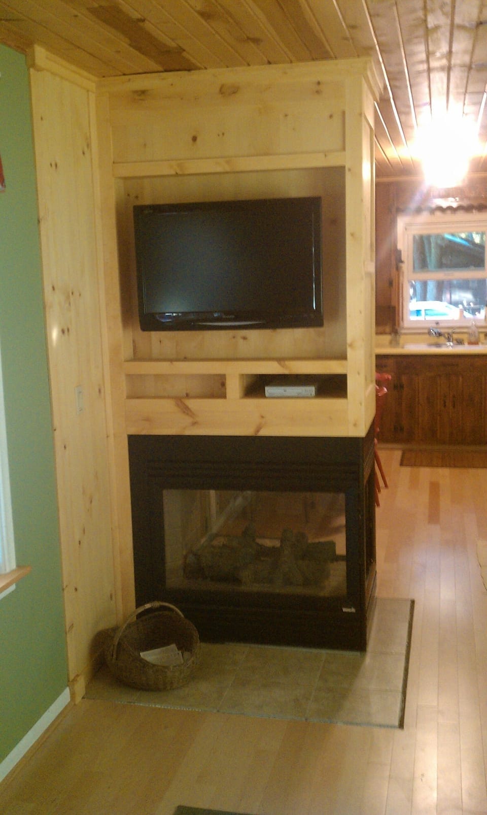 Flat screen TV. DVD player.  Free WiFi.