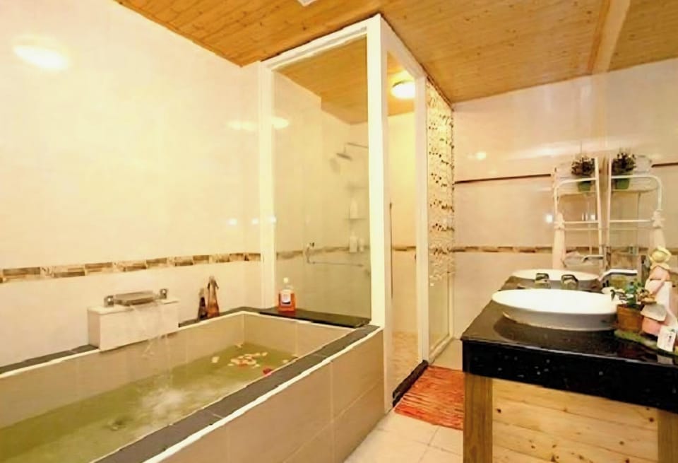 Deluxe Condo, Non Smoking | Bathroom | Deep soaking tub, rainfall showerhead, hair dryer, slippers
