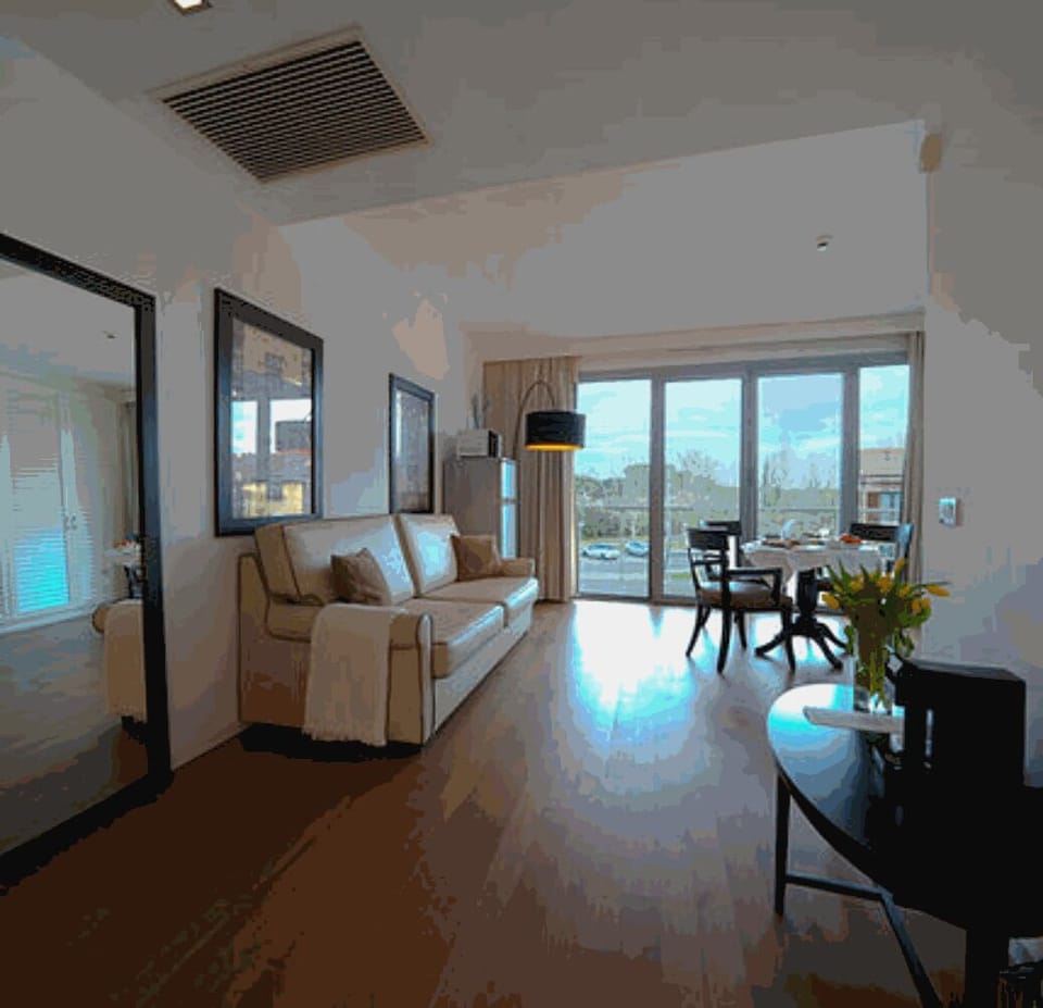 Family Room | Minibar, in-room safe, soundproofing, free WiFi