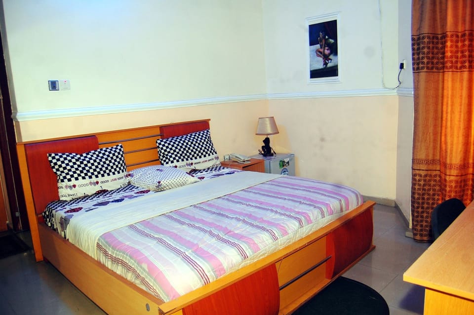 Deluxe Double Room, 1 Double Bed | Desk, bed sheets